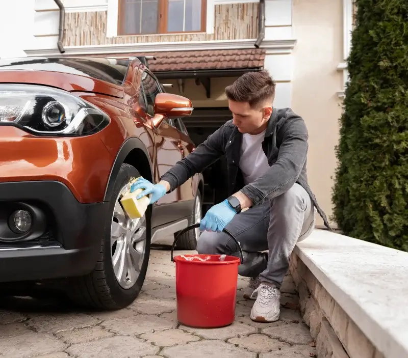 Lavage auto à domicile Saint-Silvain-Bellegarde : professionnel intervenant sur un véhicule